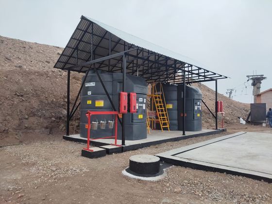 Estación de combustible construida