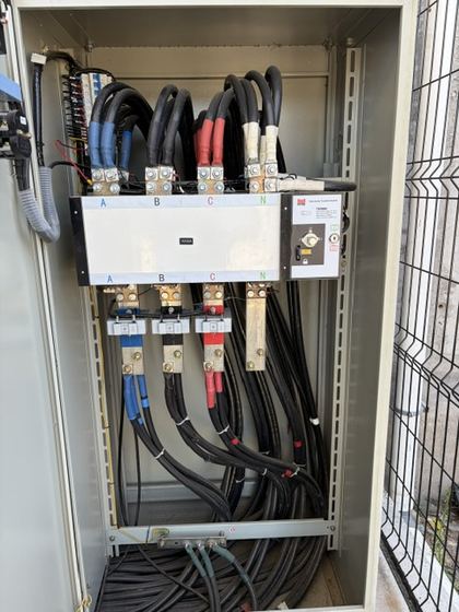 Tablero de fuerza con cableado